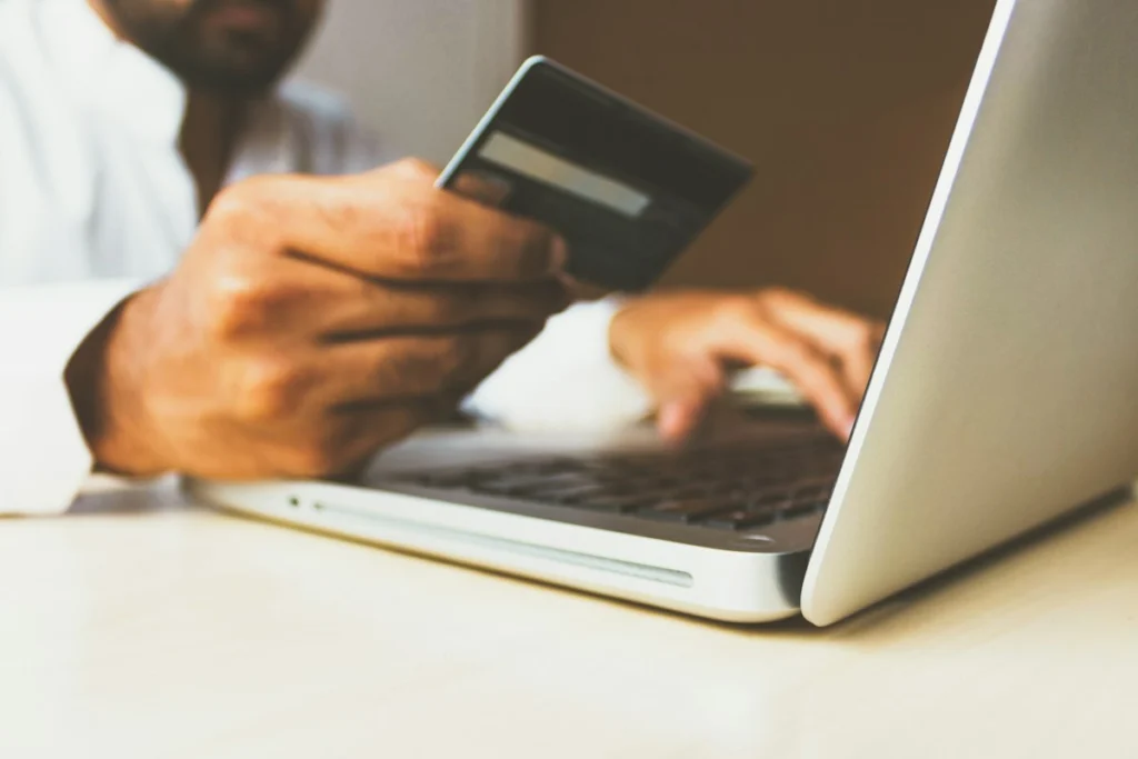 Choosing a Payment Gateway for Your E-commerce Store: Fees, Risk and Fit